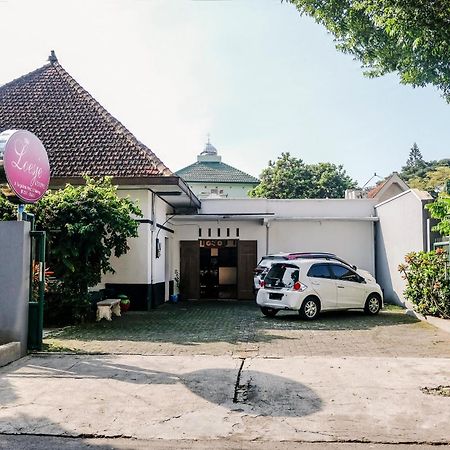 Super Oyo 353 Loesje Guest House Syariah Malang Exteriér fotografie