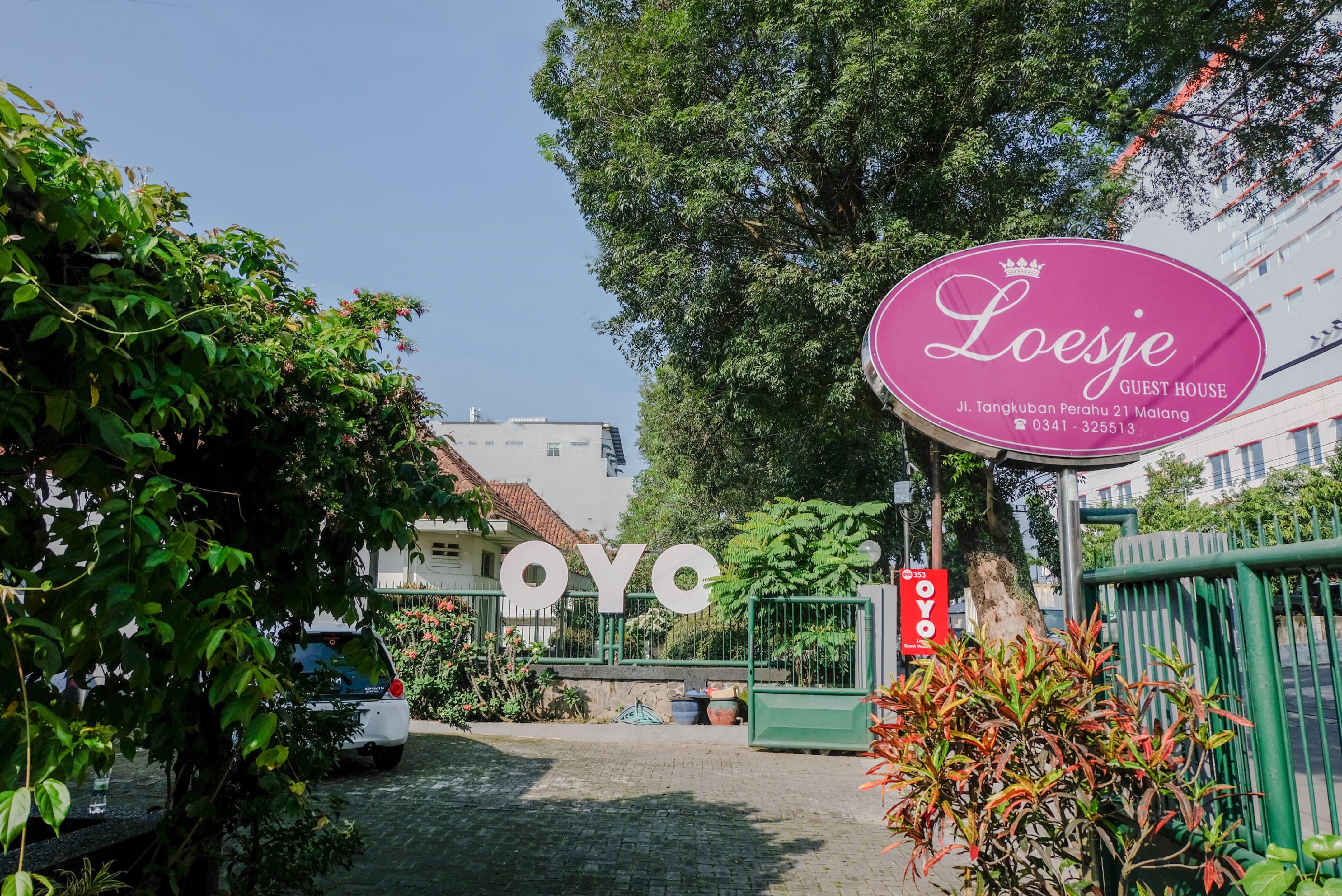 Super Oyo 353 Loesje Guest House Syariah Malang Exteriér fotografie