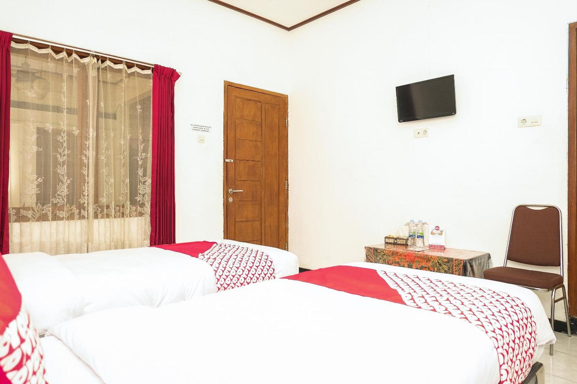 Super Oyo 353 Loesje Guest House Syariah Malang Exteriér fotografie