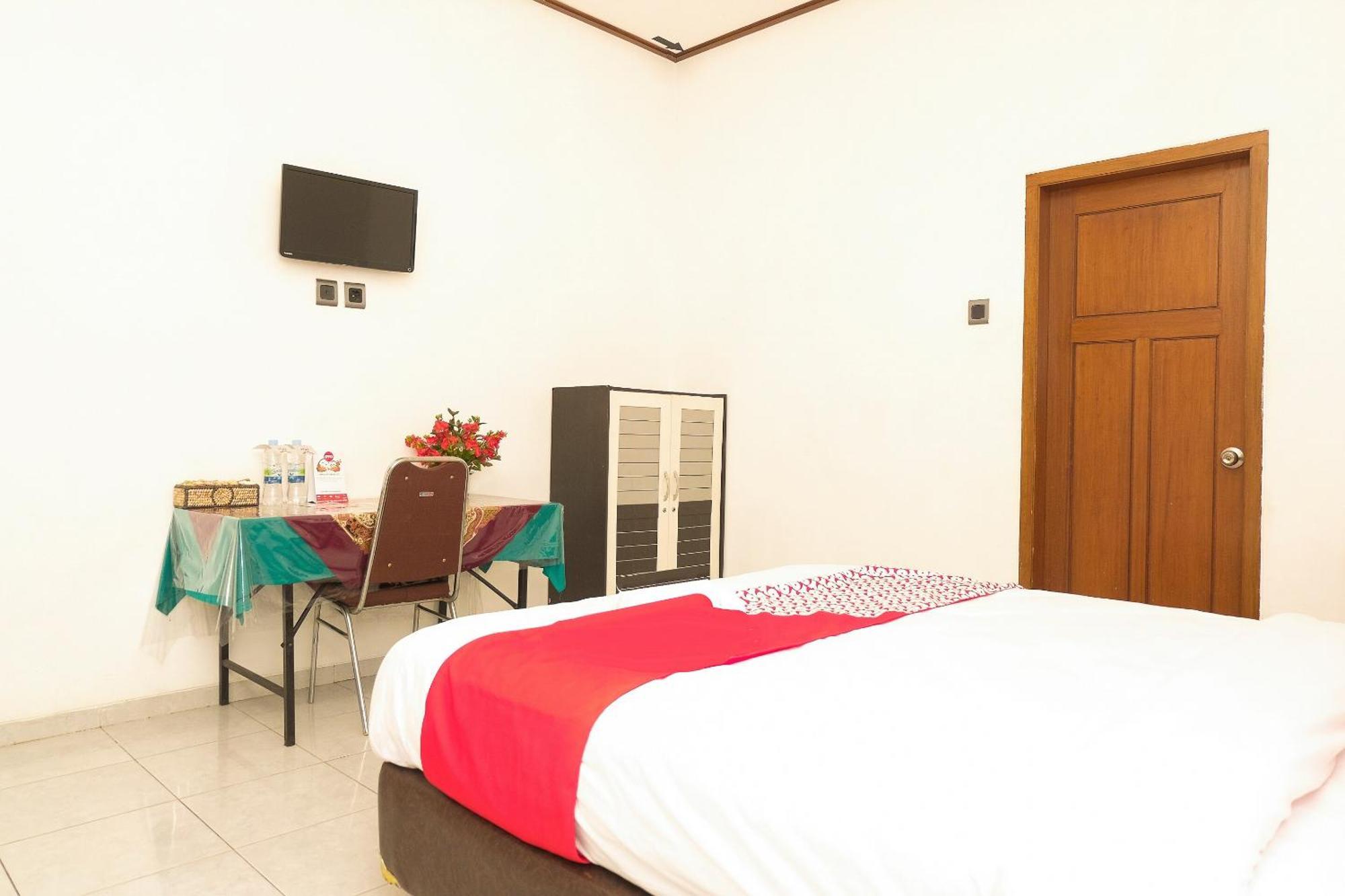 Super Oyo 353 Loesje Guest House Syariah Malang Exteriér fotografie