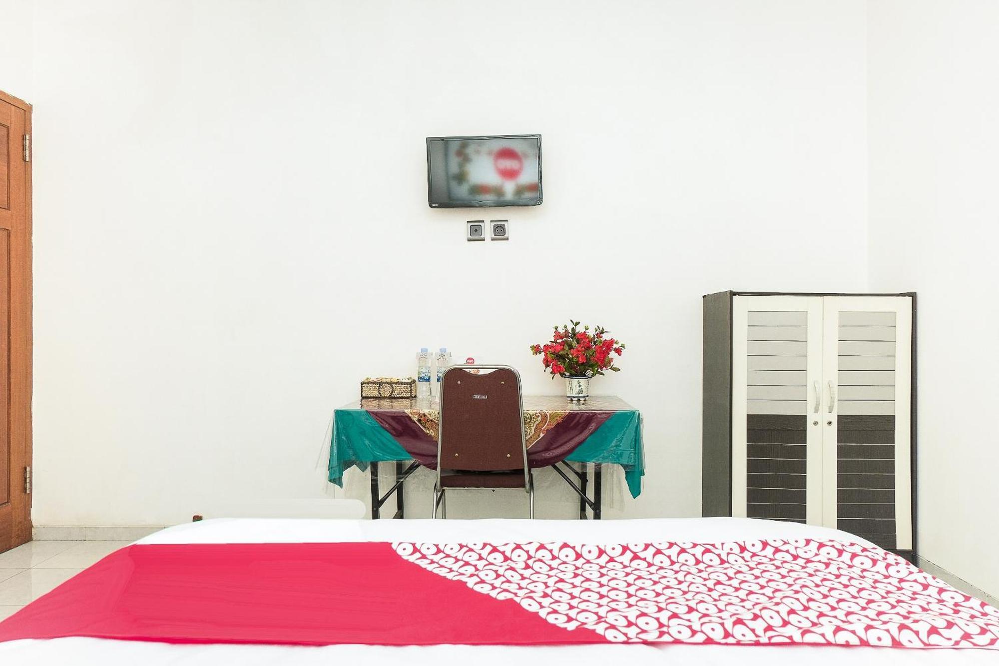 Super Oyo 353 Loesje Guest House Syariah Malang Exteriér fotografie