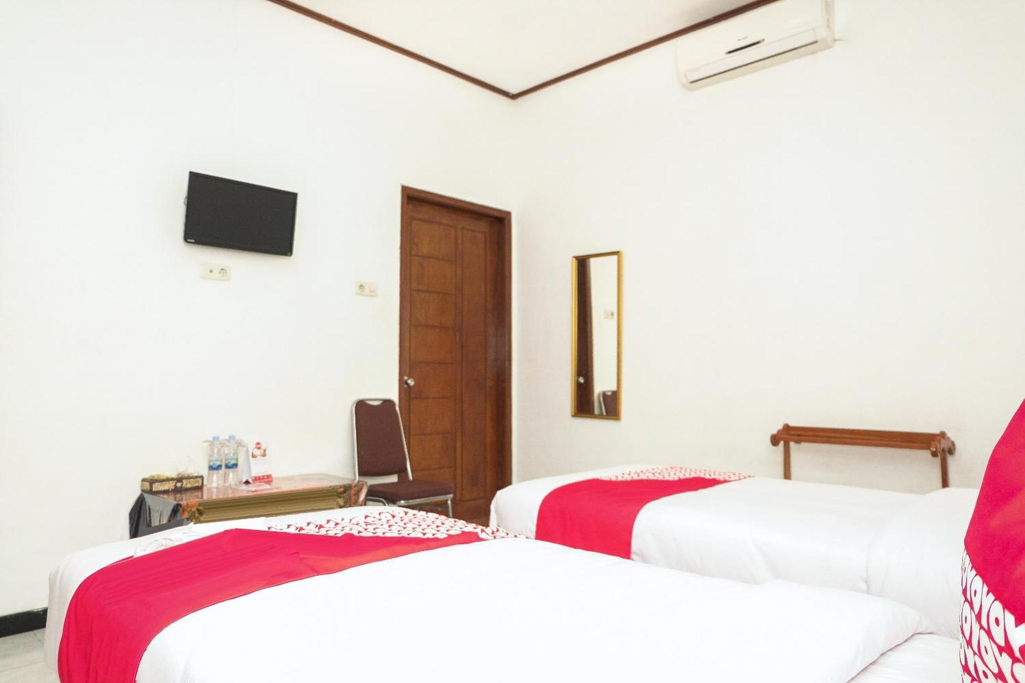 Super Oyo 353 Loesje Guest House Syariah Malang Exteriér fotografie