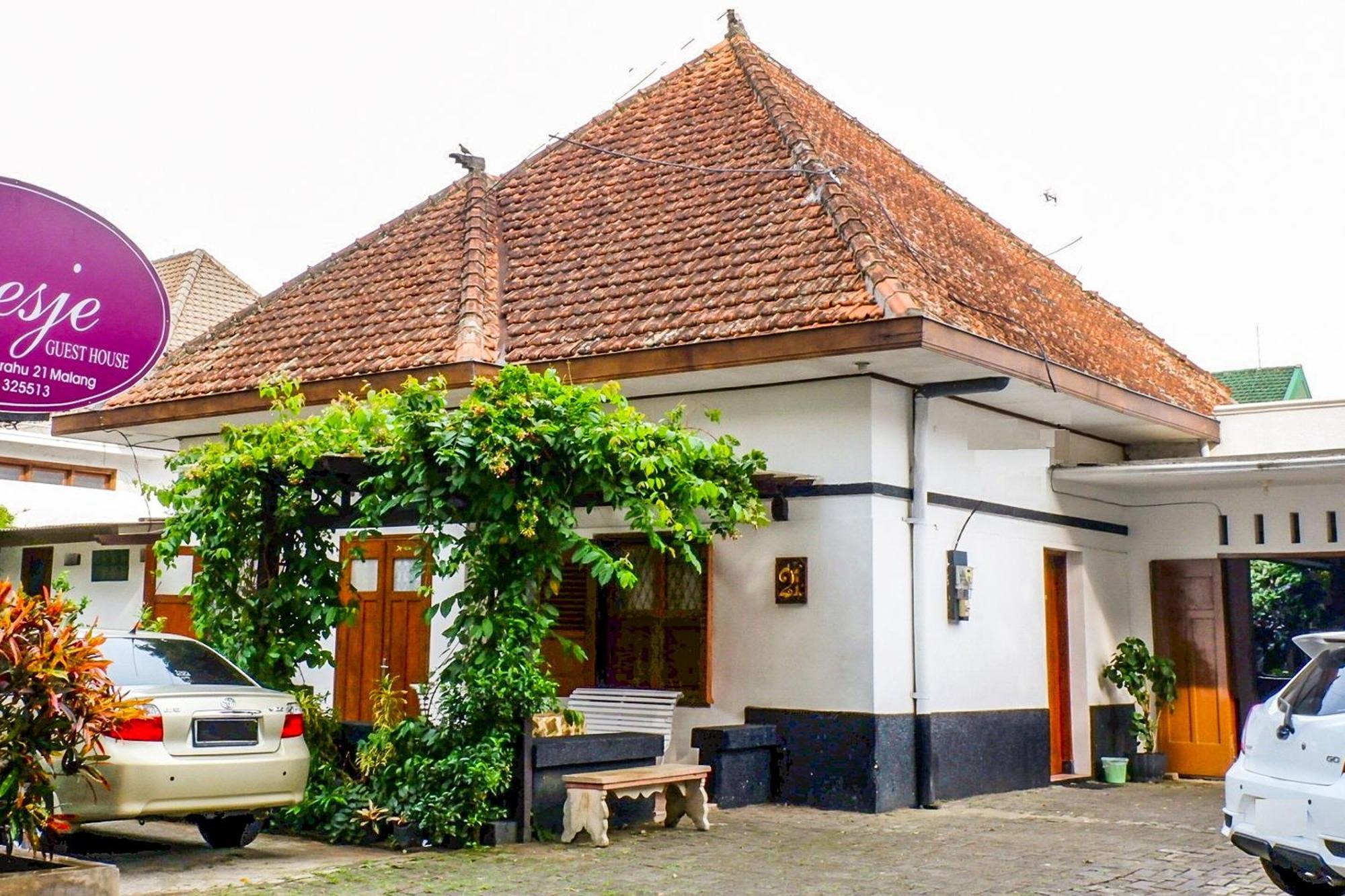 Super Oyo 353 Loesje Guest House Syariah Malang Exteriér fotografie