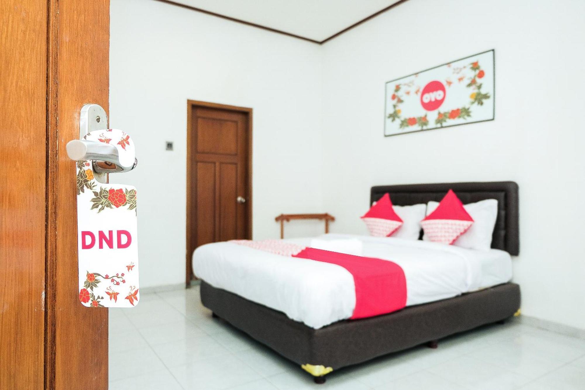 Super Oyo 353 Loesje Guest House Syariah Malang Exteriér fotografie