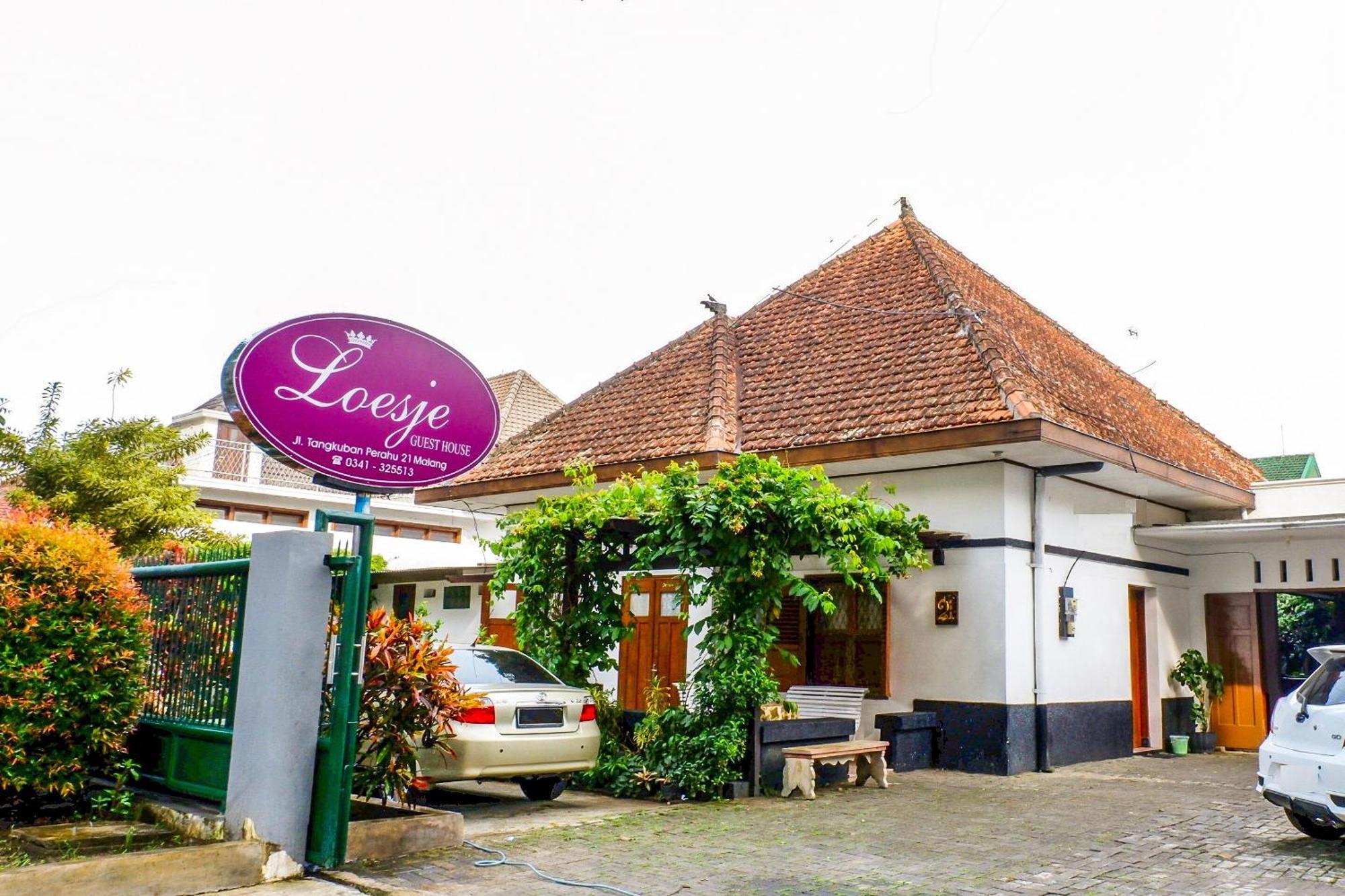 Super Oyo 353 Loesje Guest House Syariah Malang Exteriér fotografie