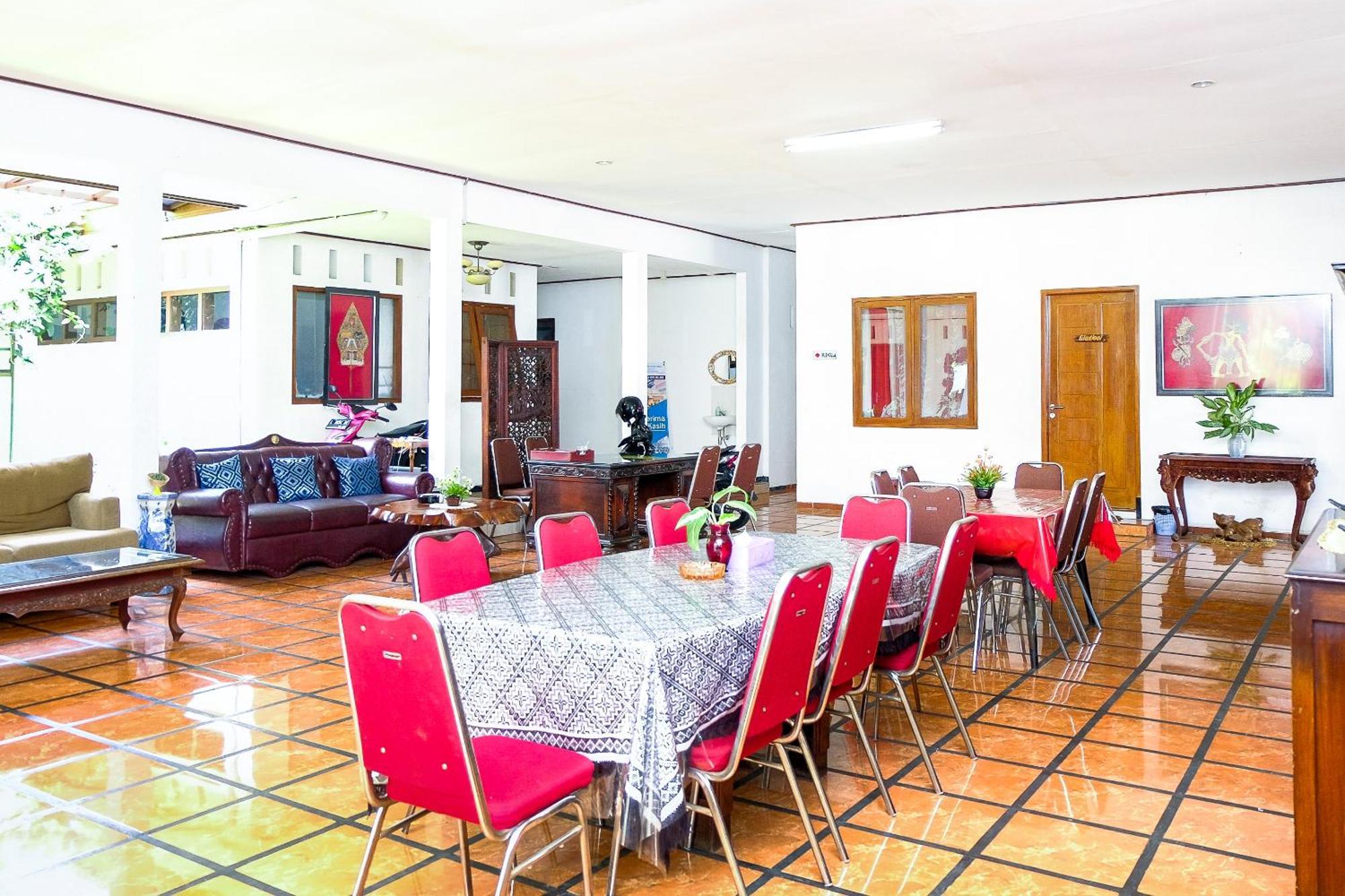 Super Oyo 353 Loesje Guest House Syariah Malang Exteriér fotografie