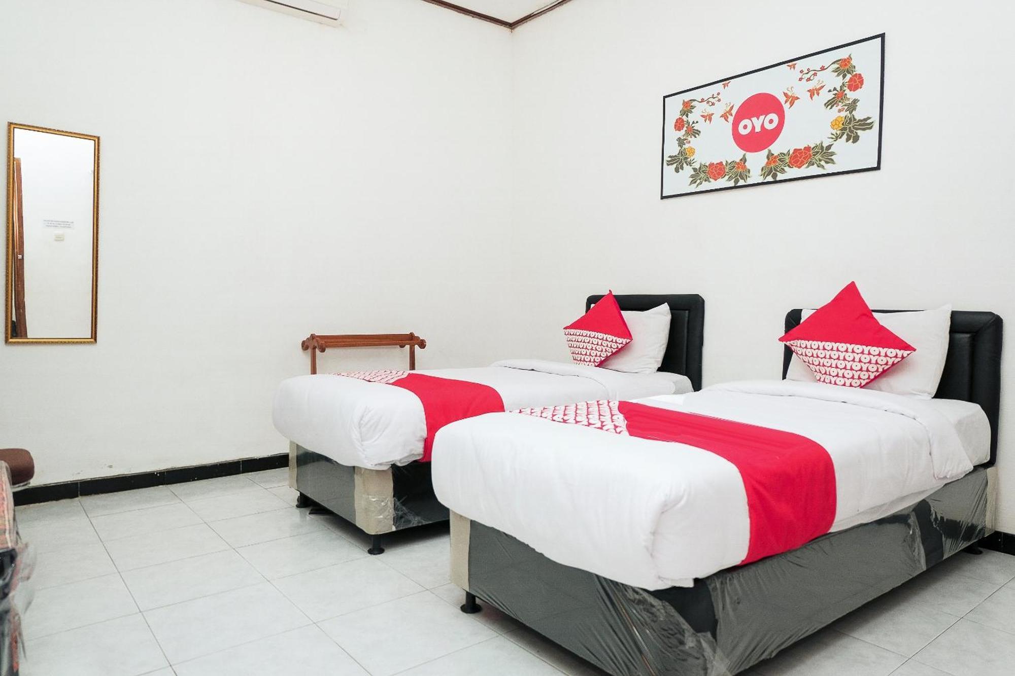 Super Oyo 353 Loesje Guest House Syariah Malang Exteriér fotografie