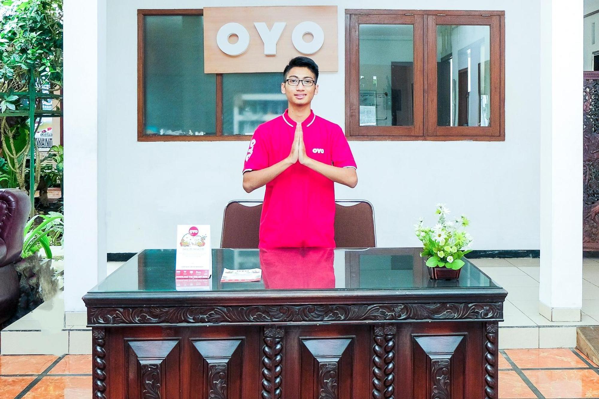Super Oyo 353 Loesje Guest House Syariah Malang Exteriér fotografie