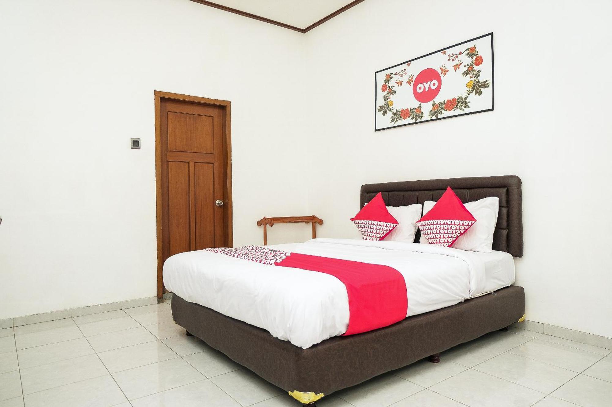 Super Oyo 353 Loesje Guest House Syariah Malang Exteriér fotografie